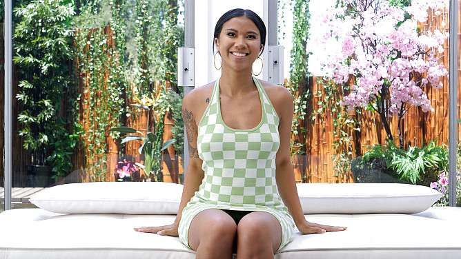 Net Girl: Ameena – Going All Out Today